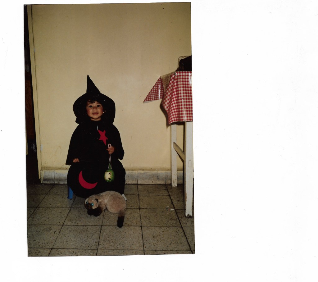 Karli bruja con tótem de gato que luego cobrará vida.
